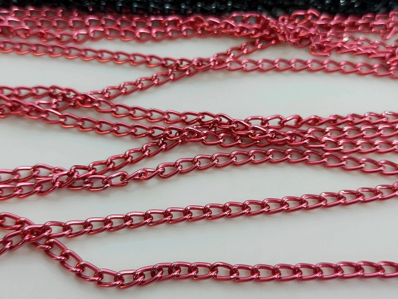 20 mètres de chaine violette, rose, noire et rouge Lot n°6740 – photo 4